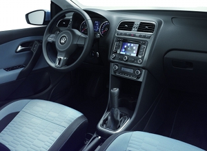 
Vue de la planche de bord et du poste de conduite de la Volkswagen Polo BlueMotion Concept. Conforme  la version de srie, on note un grand cran LCD au milieu de la console centrale.
 